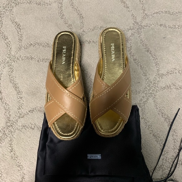 ❤️ SOLD❤️PRADA BEIGE LEATHER PLATFORM SLIDE❤️ - Picture 4 of 4